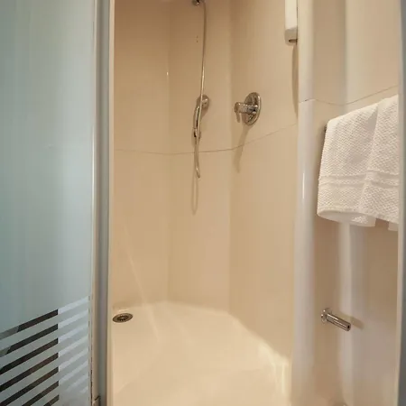 Отель Ibis Budget Paris Porte De Montmartre