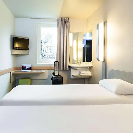 Ibis Budget Paris Porte De Montmartre Hotel