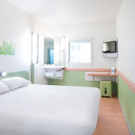 Hotel Ibis Budget Paris Porte De Montmartre 2*