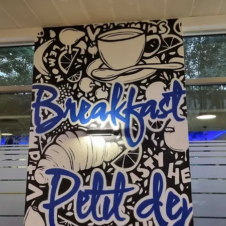 Ibis Budget Paris Porte De Montmartre Hotel 2*